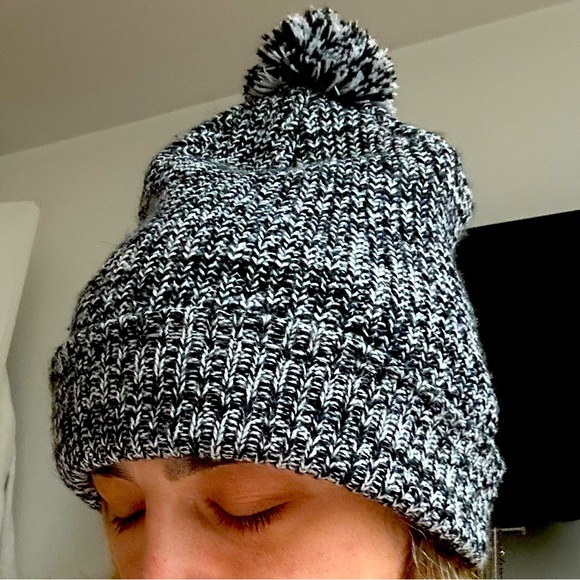 Aritzia TNA Beanie - Picture 3 of 3